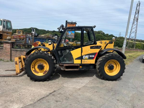 CAT TH220B TELEHANDLER
